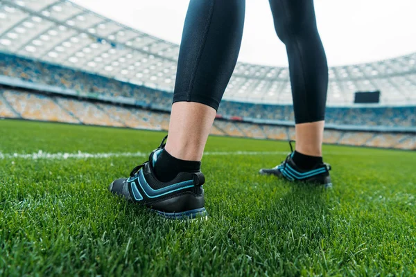 Wanita olahragawan berdiri di rumput — Stok Foto