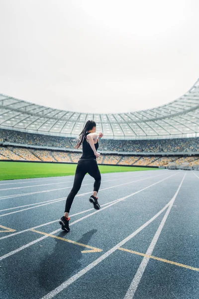 Sportswoman running on stadium — Stock Photo, Image