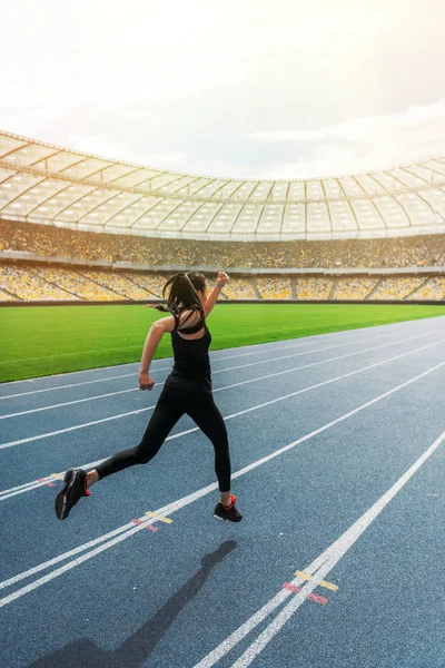 Sportswoman running on stadium — Stock Photo, Image