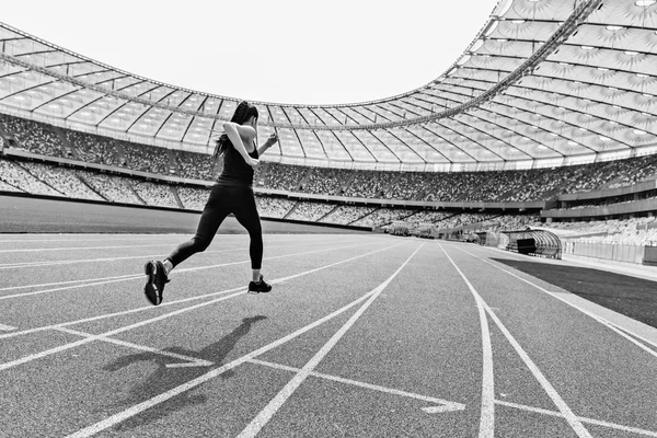 Спортсменка біжить на стадіоні — стокове фото