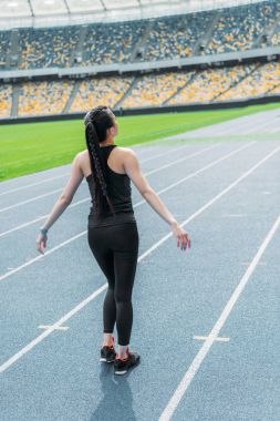 Sporcumuz stadyum üzerinde çalışan 