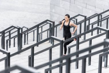 Sporcumuz Stadyumu merdivenlerde eğitim 
