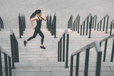 Sporcumuz Stadyumu merdivenlerde eğitim 