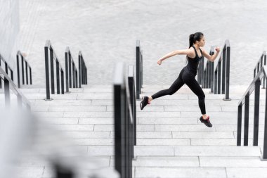 Sporcumuz Stadyumu merdivenlerde eğitim 