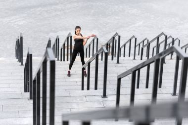 Sporcumuz Stadyumu merdivenlerde eğitim 