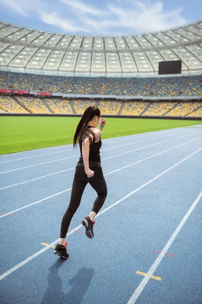 Sportsmenka uruchomiona na stadion — Zdjęcie stockowe