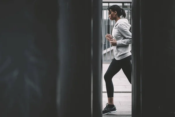 Joven deportista posando — Foto de Stock