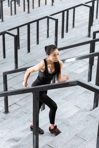 女运动员训练对体育场楼梯 — 图库照片