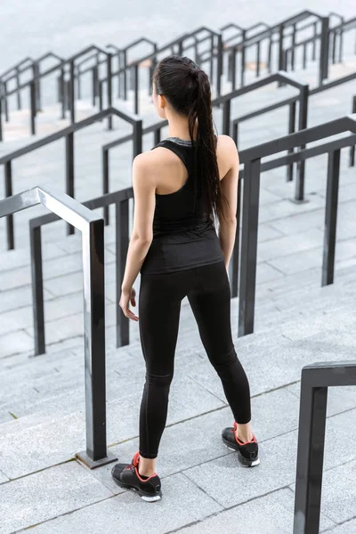 Sportvrouw training op de trappen van het stadion — Stockfoto