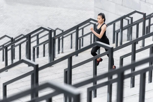 Treinamento de esportista em escadas de estádio — Fotografia de Stock
