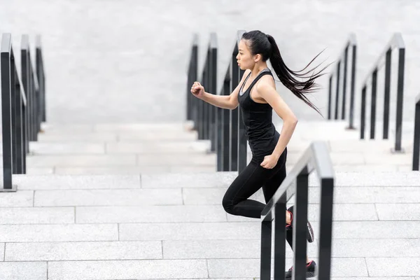 Sportswoman 경기장 계단에 대 한 교육 — 스톡 사진