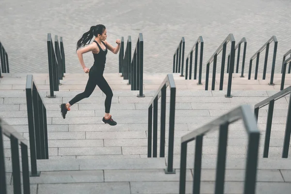 Sportvrouw training op de trappen van het stadion — Stockfoto