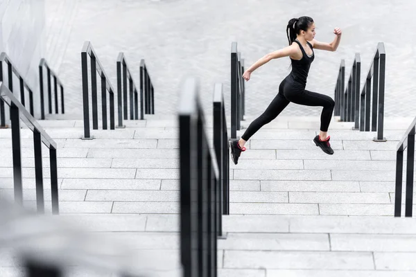 Sportvrouw training op de trappen van het stadion — Stockfoto