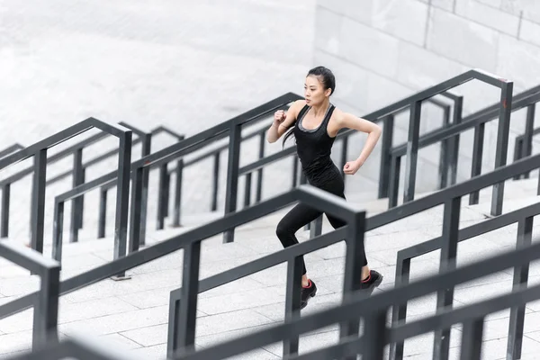 Sportvrouw training op de trappen van het stadion — Stockfoto