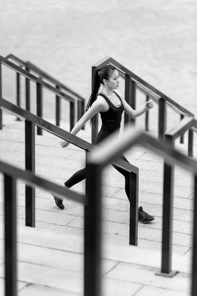 Sportswoman formation sur les escaliers du stade — Photo