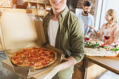 Pizza ile genç adam