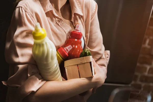 Junge Frau hält Lebensmittel in der Hand — Stockfoto