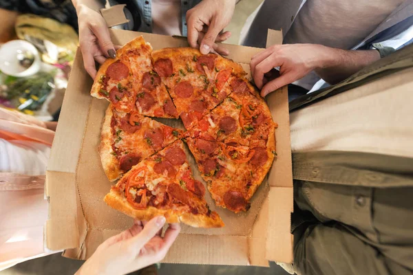 Young people eating pizza — Stock Photo, Image