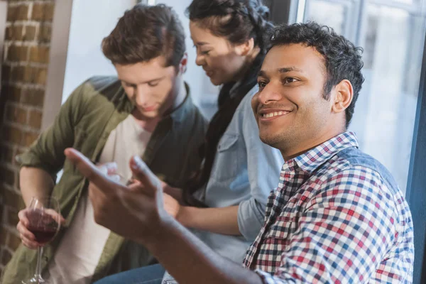 Young people having fun together — Stock Photo, Image