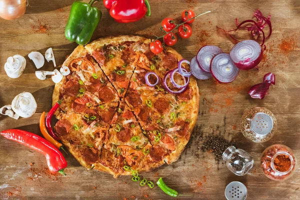 Italienische Pizza mit Peperoni — Stockfoto