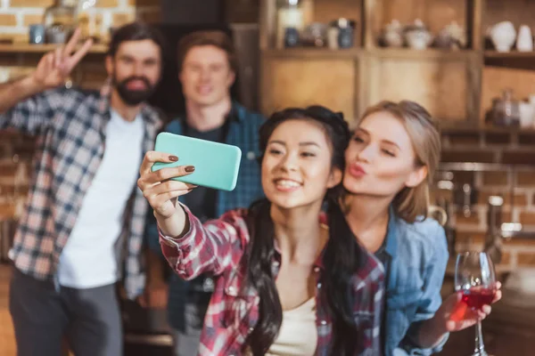 Meisjes nemen selfie met jongens — Stockfoto