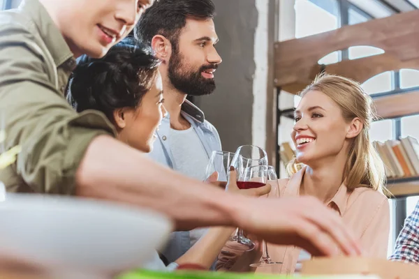 Gente divirtiéndose en casa fiesta — Foto de Stock