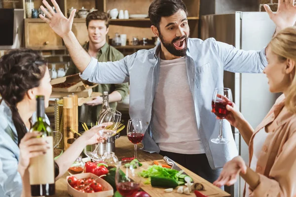 Mensen feesten op keuken — Stockfoto