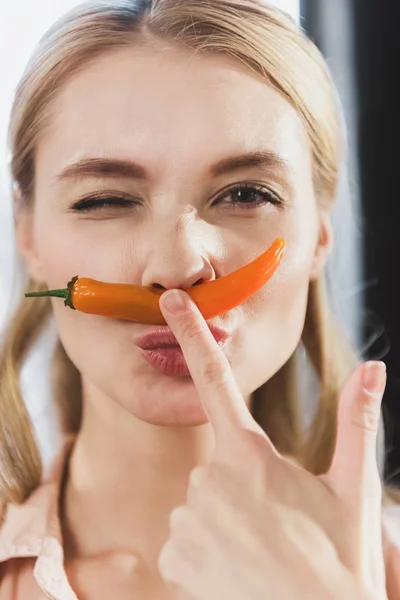 Gadis dengan cabe merica sebagai kumis — Stok Foto