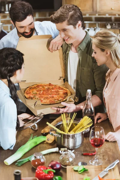 피자를 먹는 청소년들 — 스톡 사진