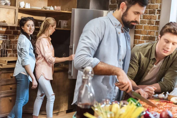 Guys cutting pizza — Stock Photo, Image