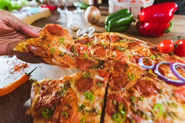 Italská pizza s feferonkami — Stock fotografie