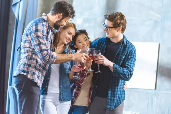 Młodzi przyjaciele picia wina — Zdjęcie stockowe