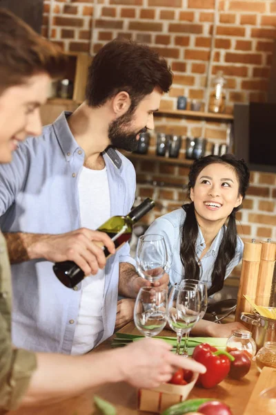 Junge Leute feiern zu Hause — Stockfoto