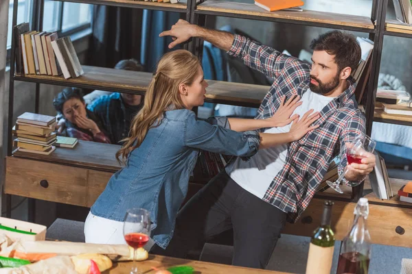 Chica lucha con su novio — Foto de Stock