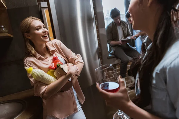 Jeunes à la fête à la maison — Photo