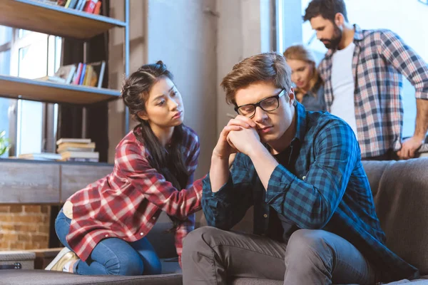 Woman supporting male friend — Stock Photo, Image