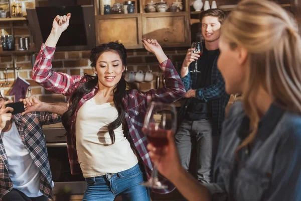 Jovens a festejar — Fotografia de Stock