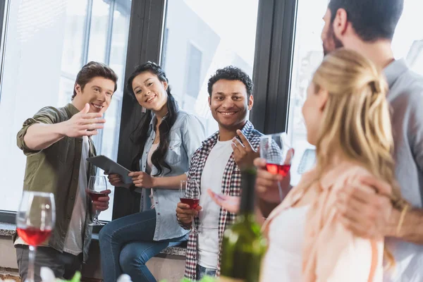 Oung people partying, drinking wine — Stock Photo, Image