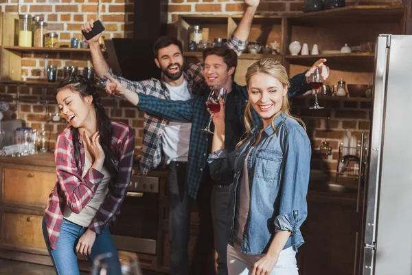 Jóvenes fiesteros — Foto de Stock