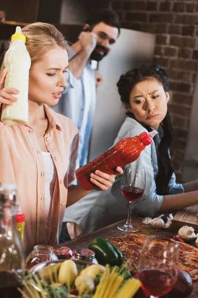 Jonge vrouw kiezen saus — Gratis stockfoto