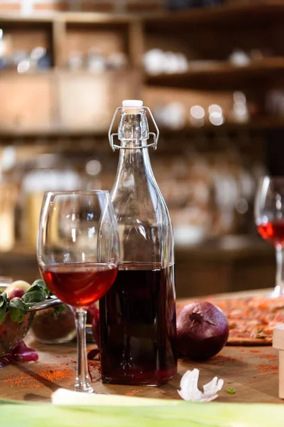 Pizza, vinho e legumes prontos para a festa — Fotografia de Stock