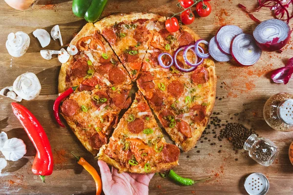 Italienische Pizza mit Peperoni — Stockfoto