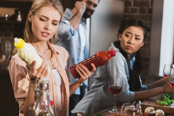 Mujer joven eligiendo salsa — Foto de Stock