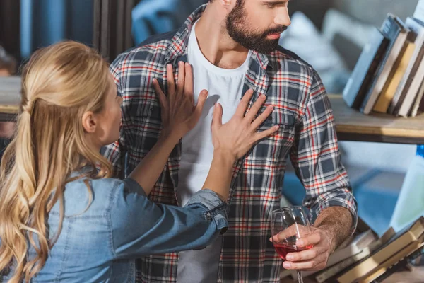 Girl fights with her boyfriend — Stock Photo, Image