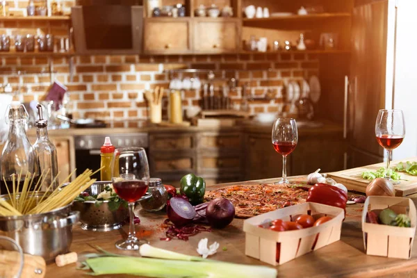 Pizza, vin och grönsaker redo för fest — Stockfoto