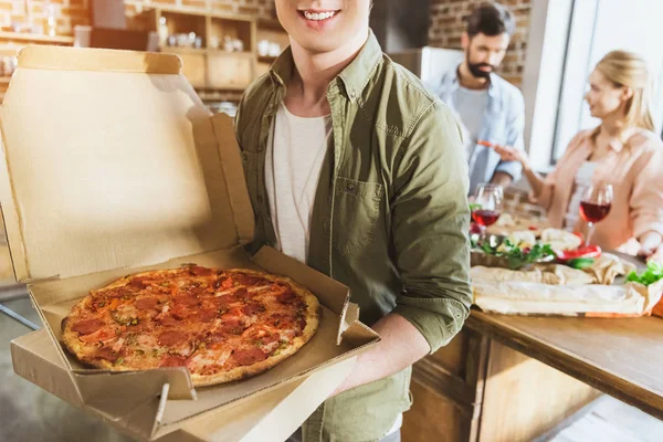 Молодой человек с пиццей — стоковое фото