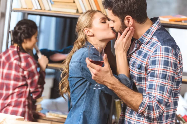 Amante casal beijando — Fotografia de Stock