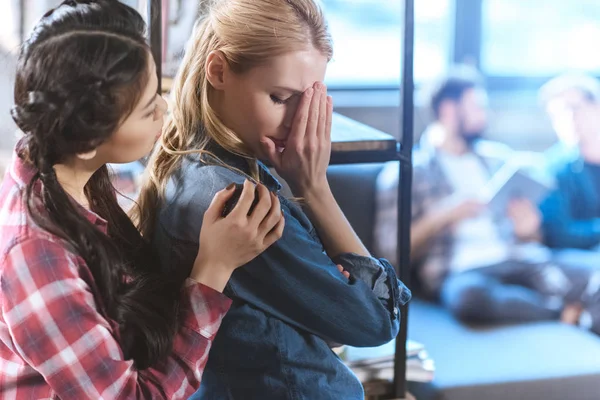 Nő a barátnője támogatja a depresszió — Stock Fotó