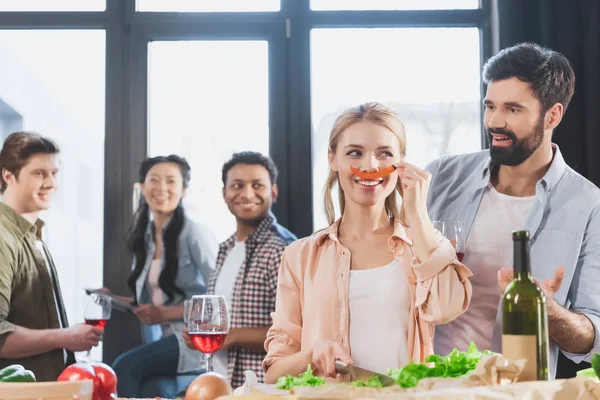 Ragazza con peperoncino come baffi — Foto Stock