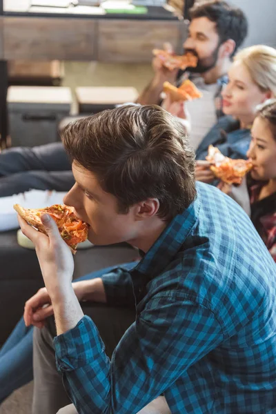 Giovani che mangiano pizza — Foto Stock